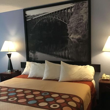 Super 8 By Wyndham Gardner Hotel Екстериор снимка