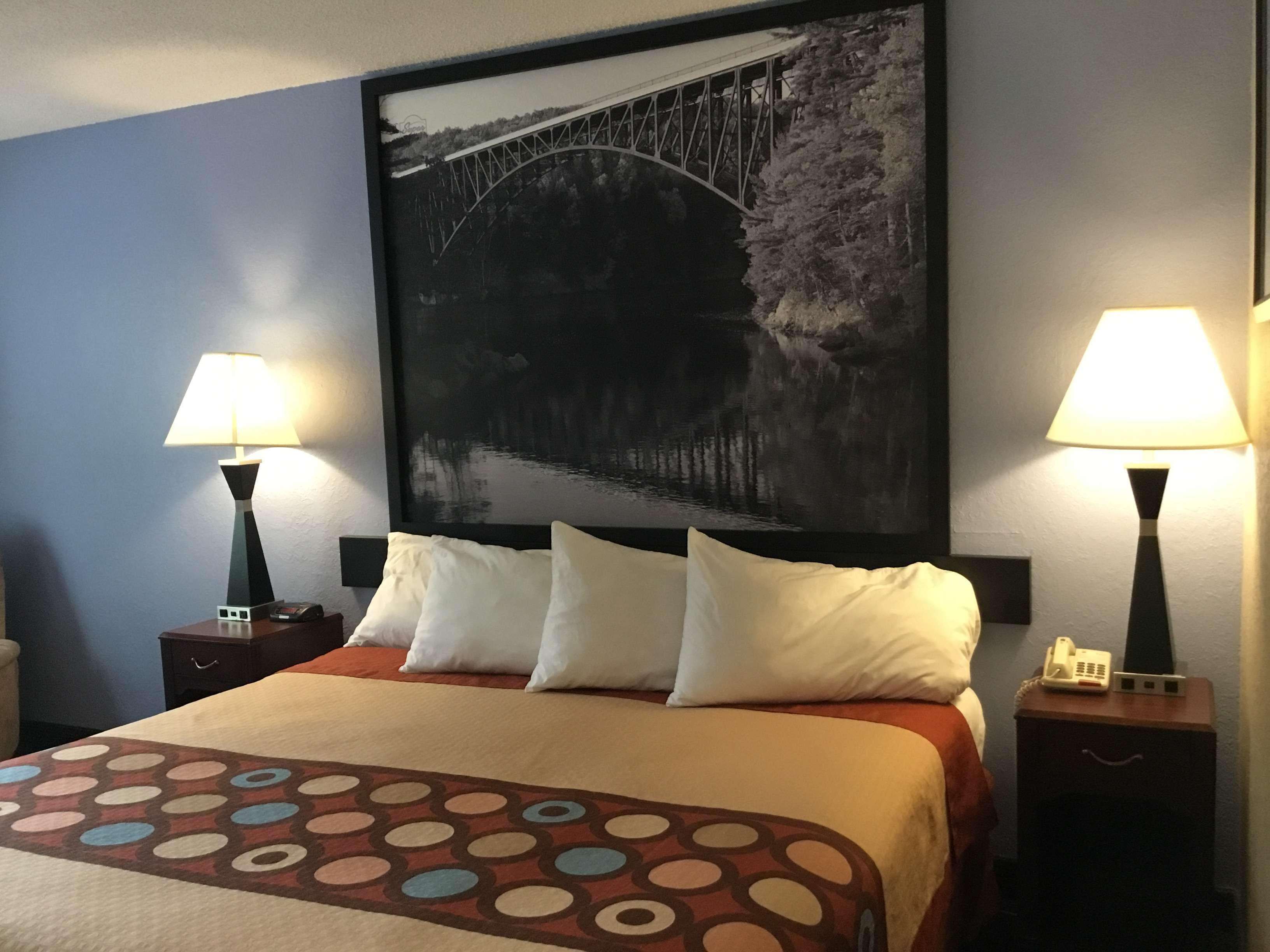 Super 8 By Wyndham Gardner Hotel Екстериор снимка