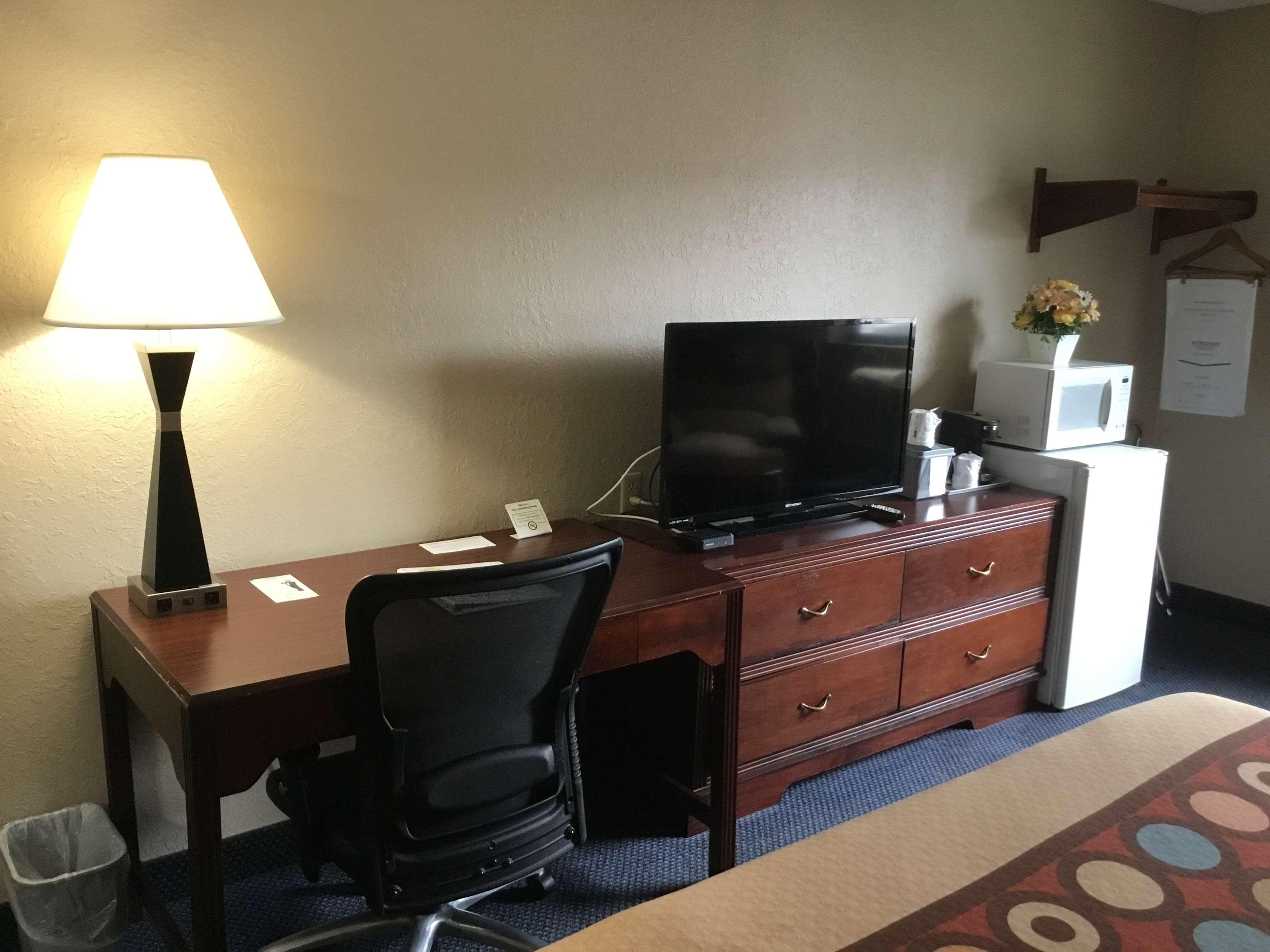 Super 8 By Wyndham Gardner Hotel Екстериор снимка