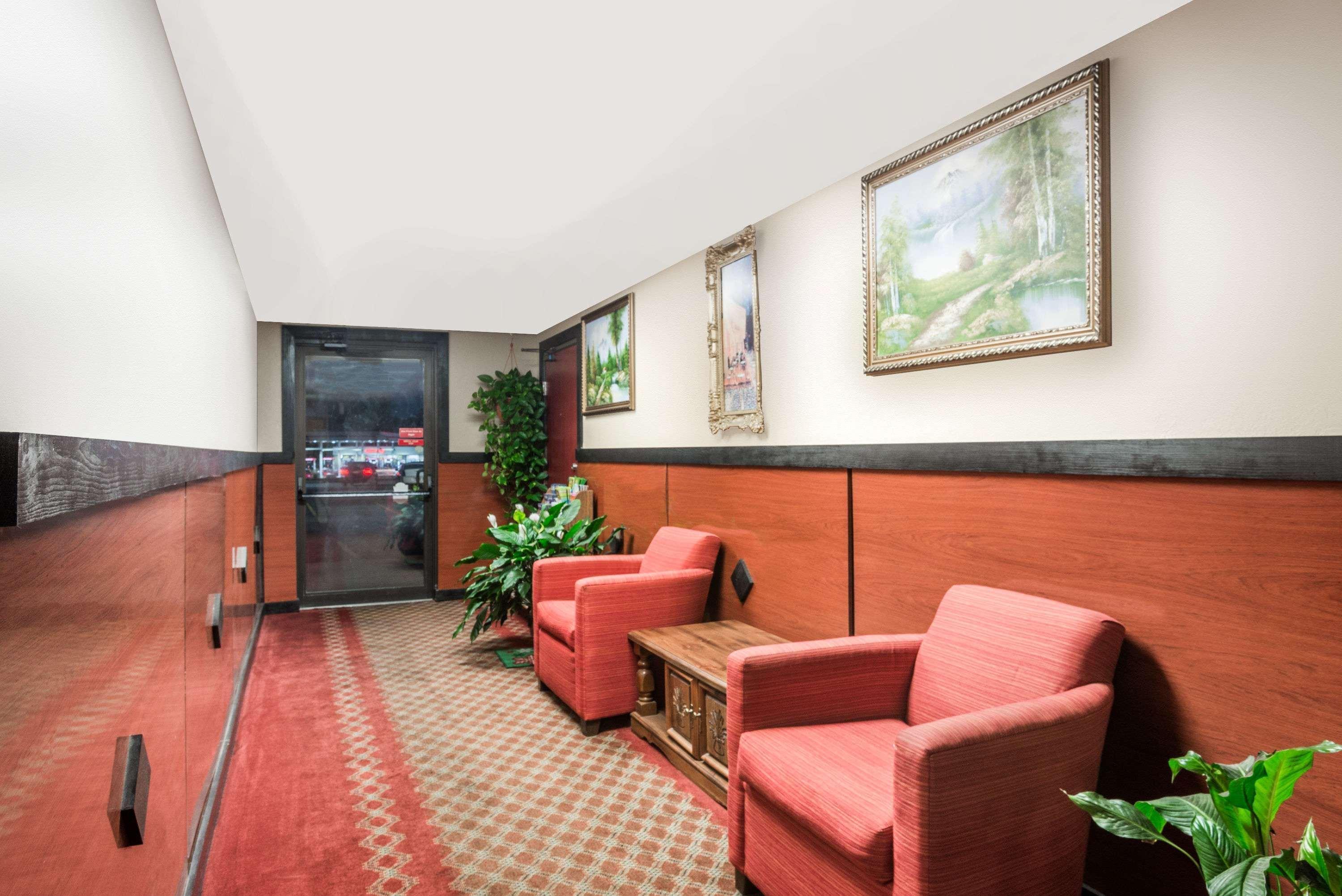 Super 8 By Wyndham Gardner Hotel Екстериор снимка