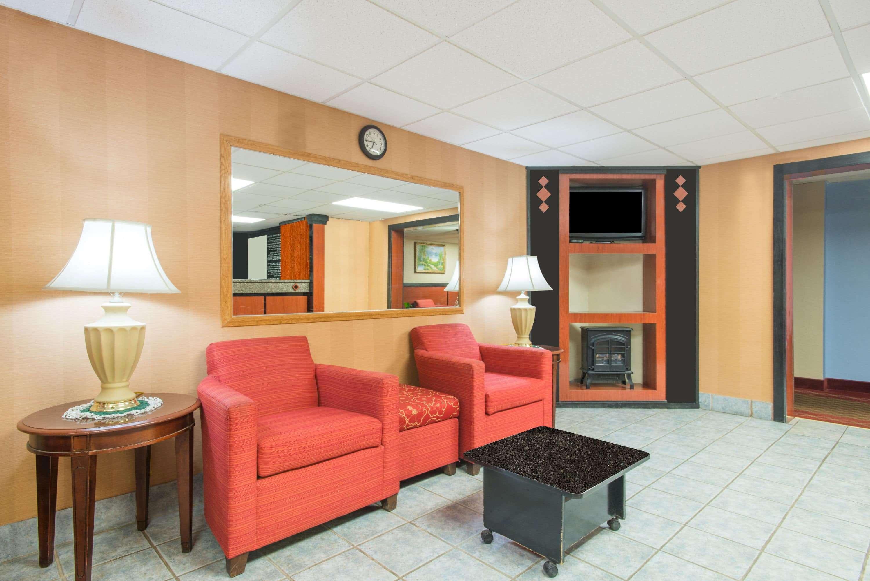Super 8 By Wyndham Gardner Hotel Екстериор снимка