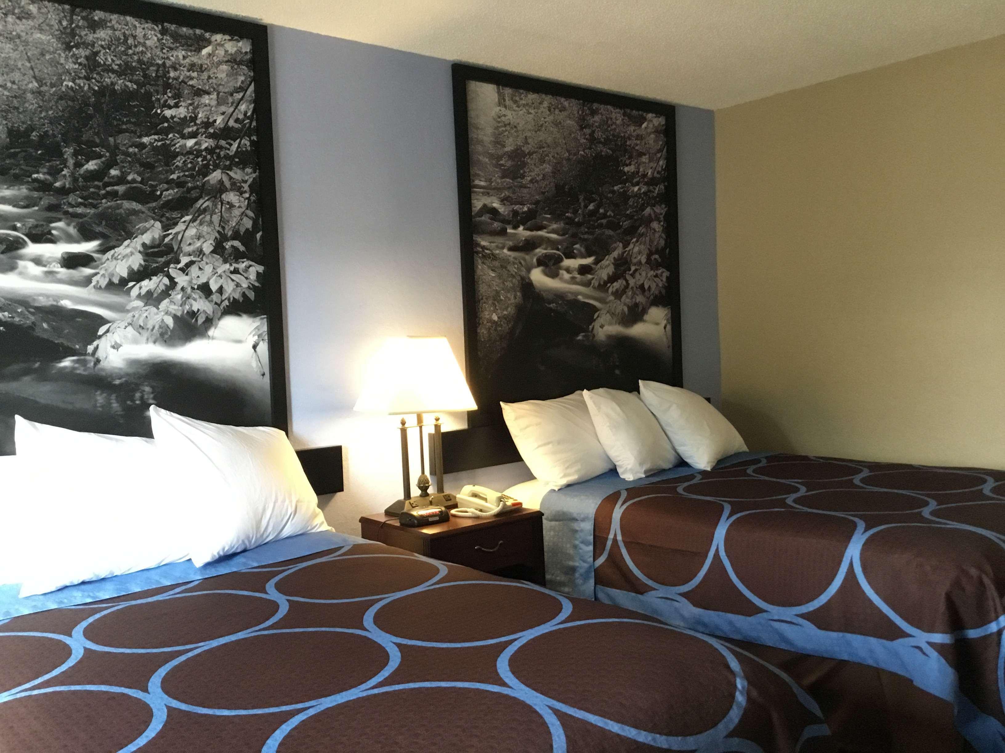 Super 8 By Wyndham Gardner Hotel Екстериор снимка