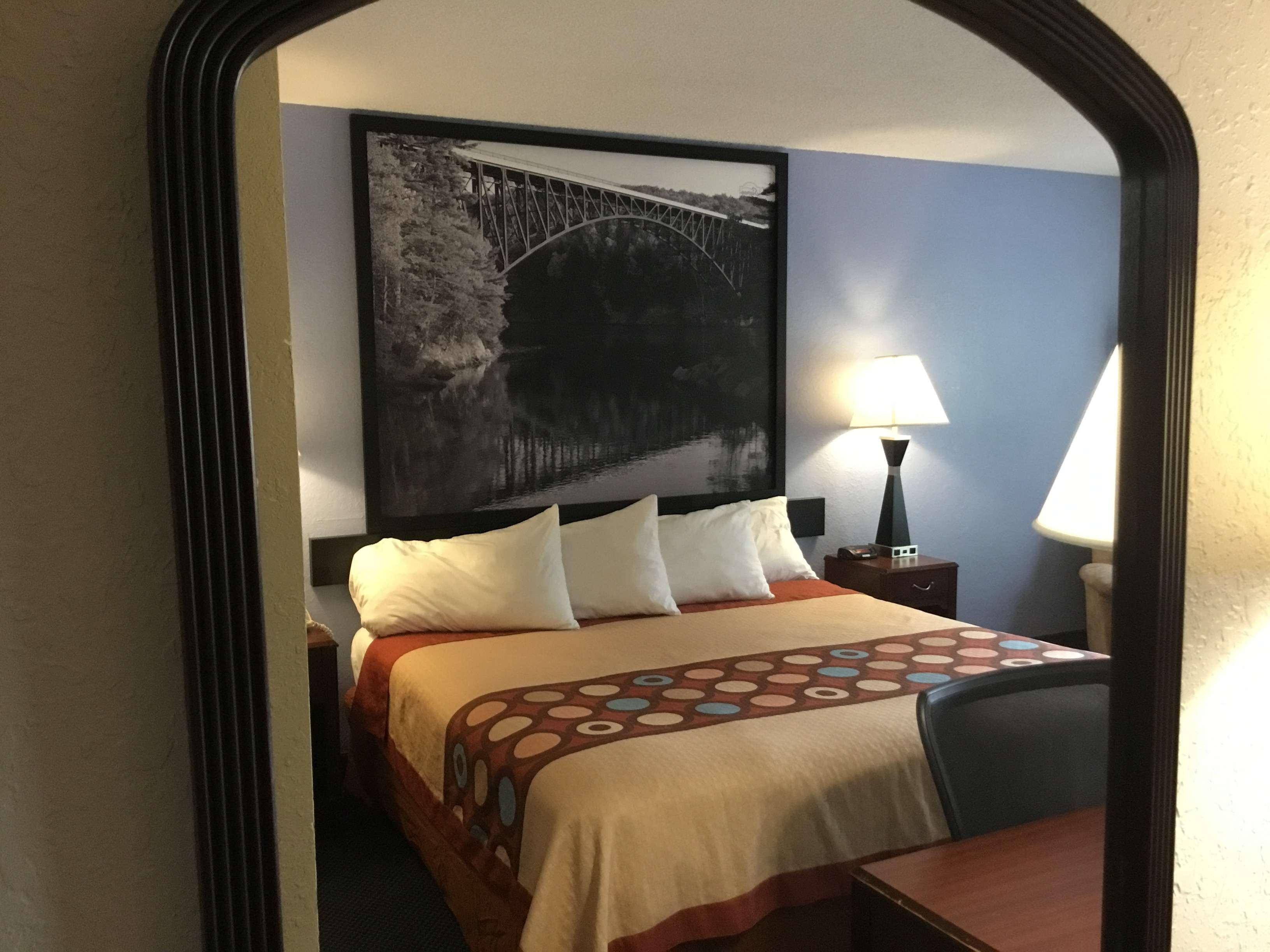 Super 8 By Wyndham Gardner Hotel Екстериор снимка