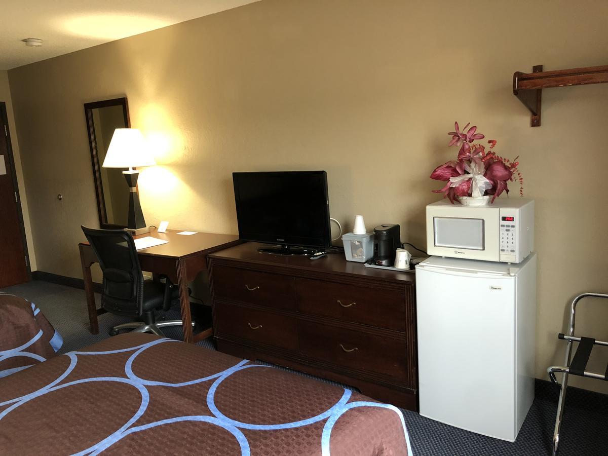 Super 8 By Wyndham Gardner Hotel Екстериор снимка