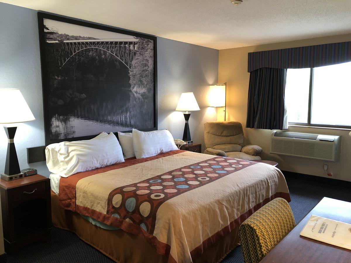Super 8 By Wyndham Gardner Hotel Екстериор снимка