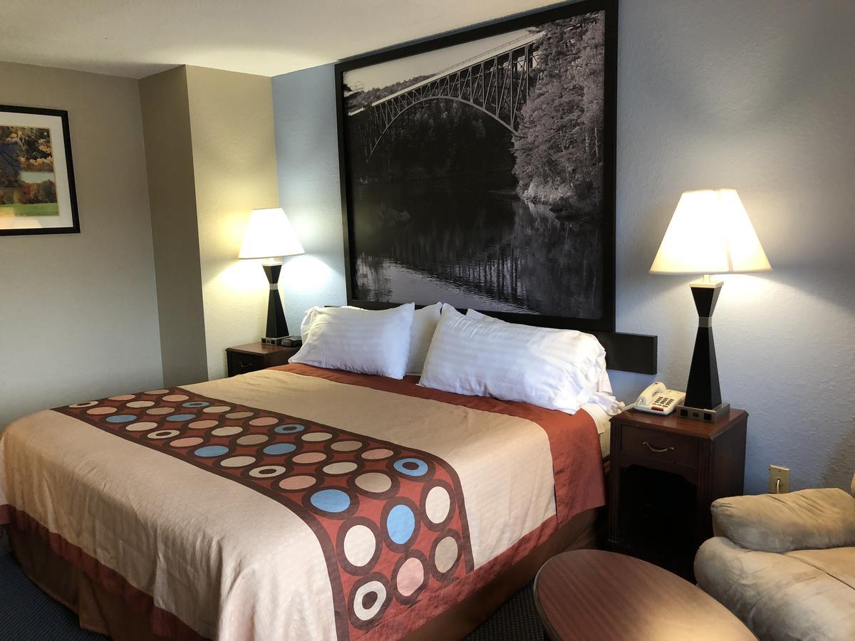 Super 8 By Wyndham Gardner Hotel Екстериор снимка
