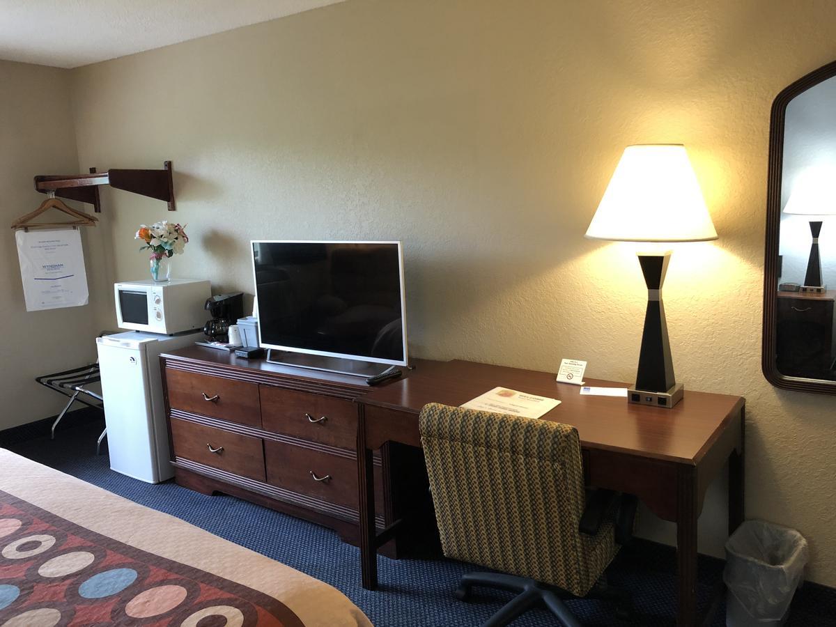 Super 8 By Wyndham Gardner Hotel Екстериор снимка