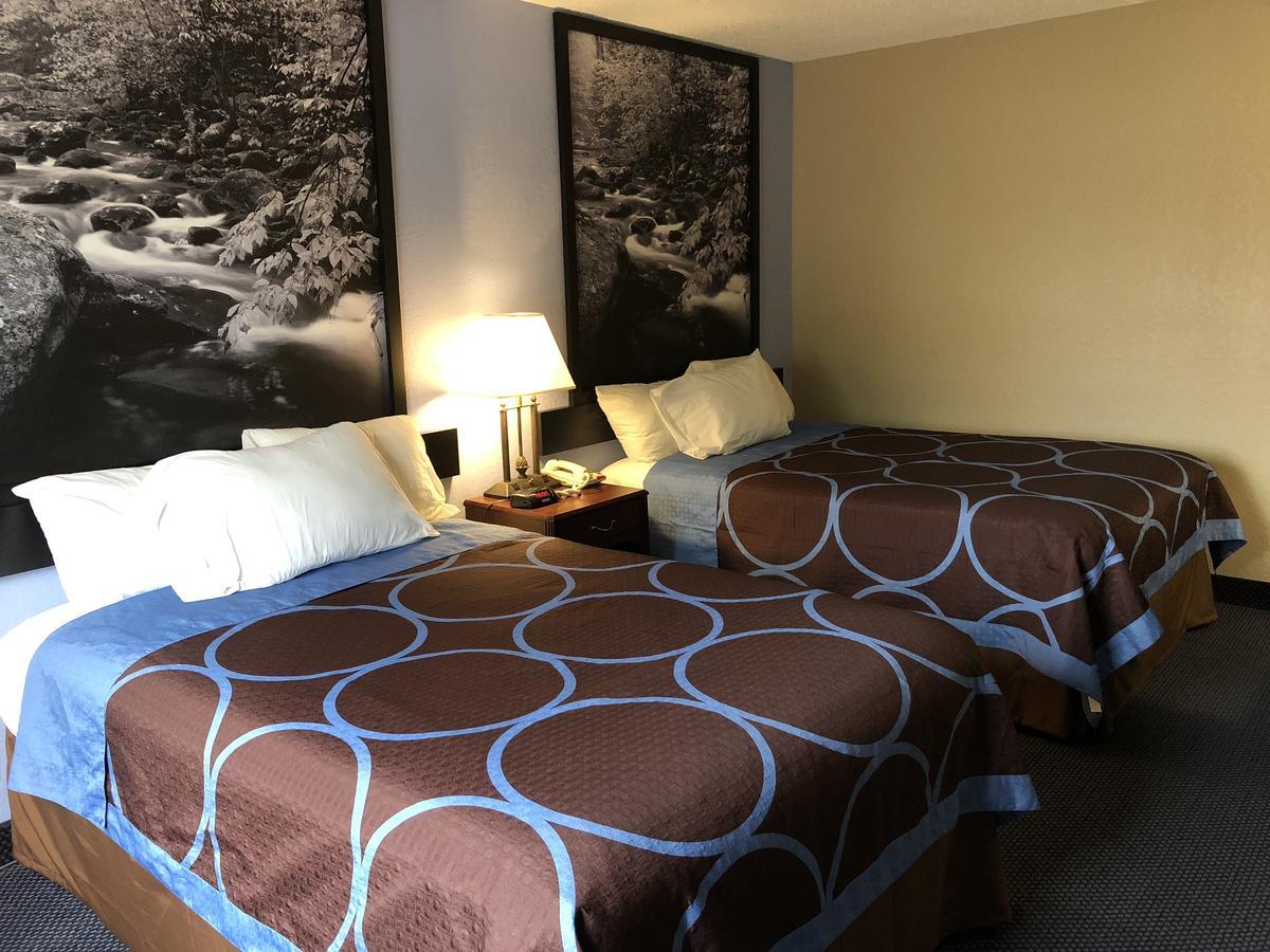 Super 8 By Wyndham Gardner Hotel Екстериор снимка