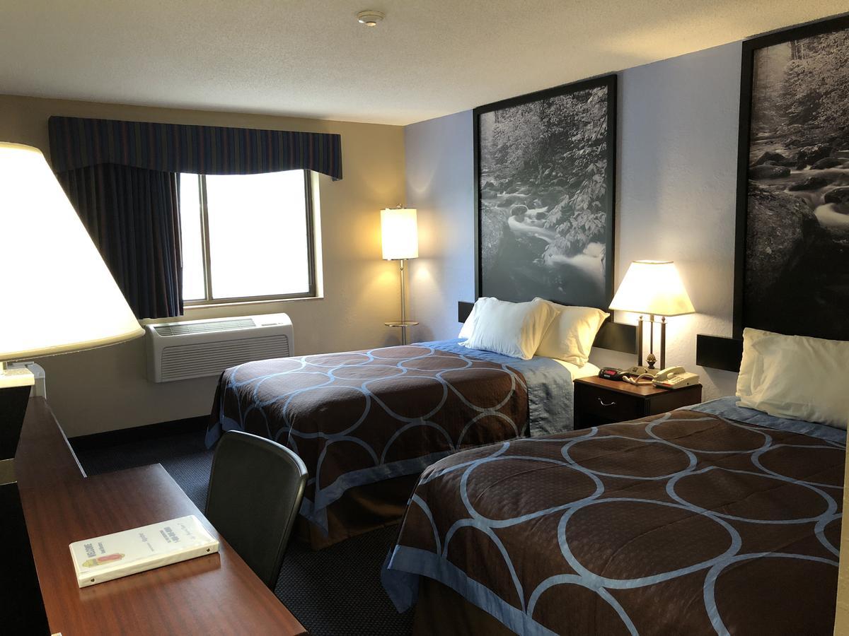 Super 8 By Wyndham Gardner Hotel Екстериор снимка