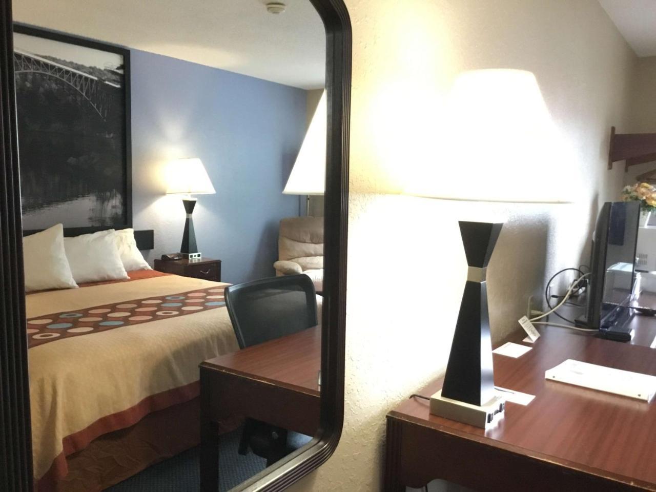 Super 8 By Wyndham Gardner Hotel Екстериор снимка