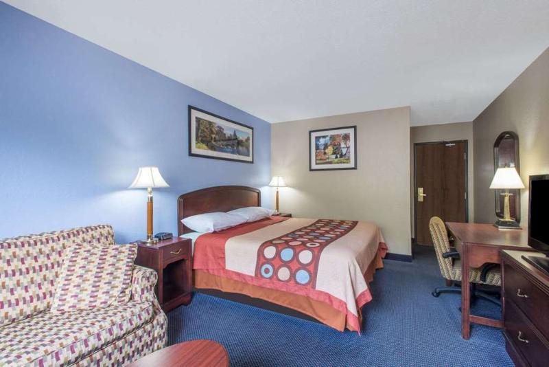 Super 8 By Wyndham Gardner Hotel Екстериор снимка