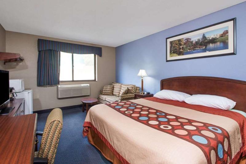 Super 8 By Wyndham Gardner Hotel Екстериор снимка